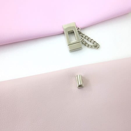 Zapięcie obrotowe 19x42mm z łańcuszkiem do torebki kolor srebrny