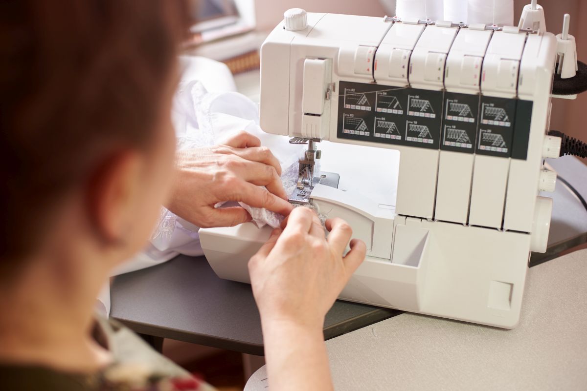 Overlock vs renderka vs zwykła maszyna — co wybrać i kiedy?